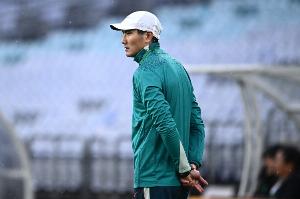 中国足球队惨败3-0！记者感叹：男篮遭遇与国足何其相似，郭士强与邵佳一面临严峻考验