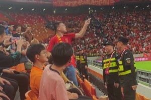 真被气到了！0-5输巴勒斯坦，国足球迷指着场内大骂