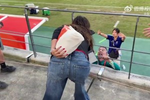 赛后安东尼奥想和妻子庆祝被工作人员拦住，球迷挺身而出