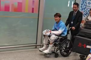 迎战韩国之际，毛伟杰不幸受伤，轮椅助其现身机场，笑容满面向粉丝挥手示意