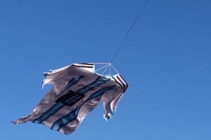 致敬梅西！巨型阿根廷10号球衣乘直升机巡游罗萨里奥